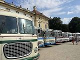 Historické autobusy se sjely do Slavkova. Obdivovali je lidé v zámeckém parku.