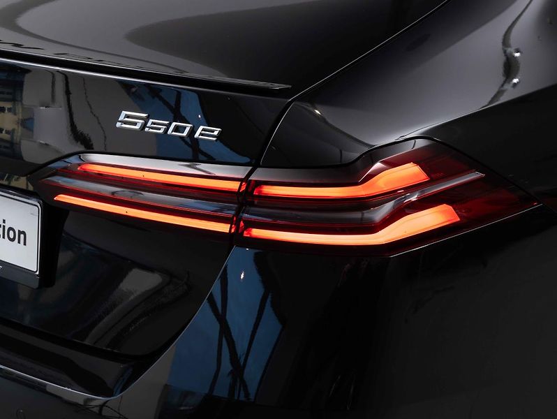 BMW Řada 5 550e xDrive - fotka 10 z 22