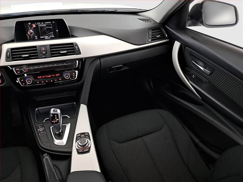 BMW Řada 3 (2017) 318 d, Automat, Navi, Tempomat - fotka 8 z 24