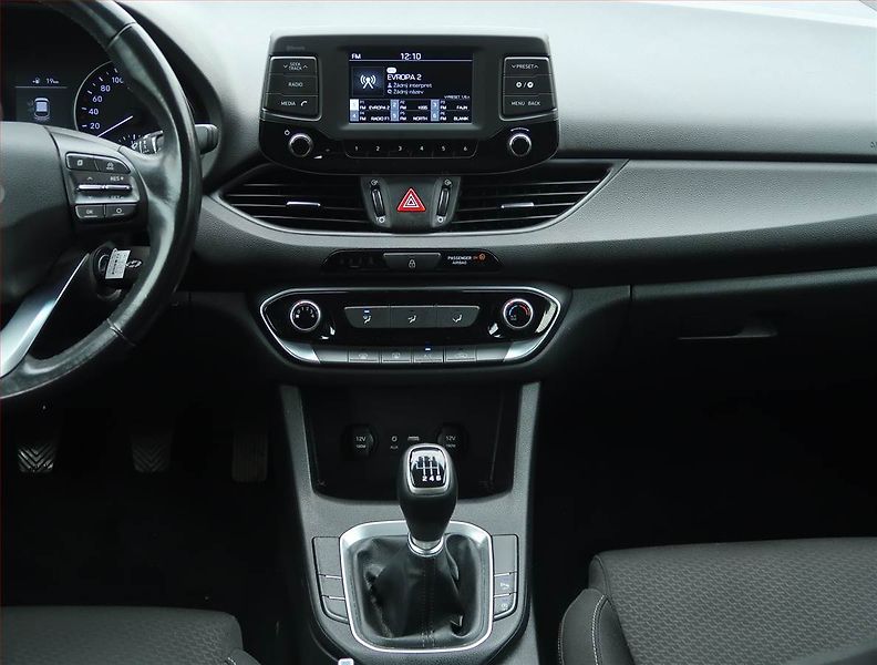 Hyundai i30 (2018) 1.4 T-GDI, Tempomat - fotka 12 z 16