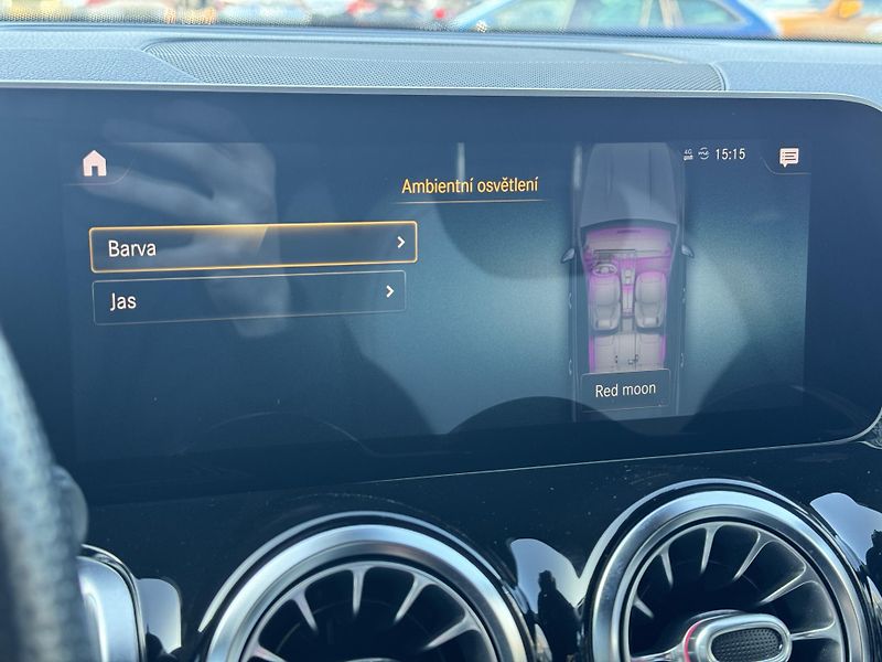 Mercedes-Benz GLB (2019) 200d 4Matic, AMG Line Head-up  - fotka 32 z 51