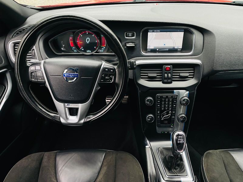Volvo V40 2.0 D3 R-DESIGN MANUÁL TAŽNÉ - fotka 25 z 45