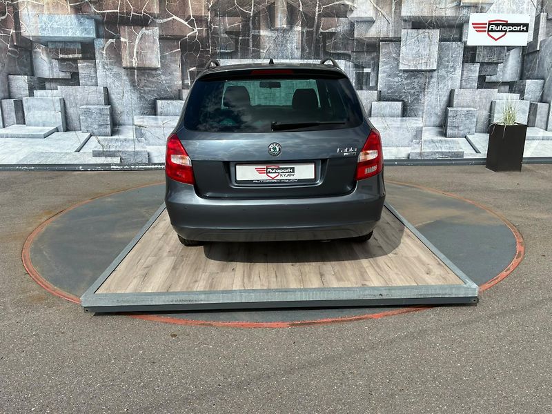 Škoda Fabia (2010) 1.2TSi,63KW,VYHŘ.SEDADLA,TEMP. - fotka 7 z 21