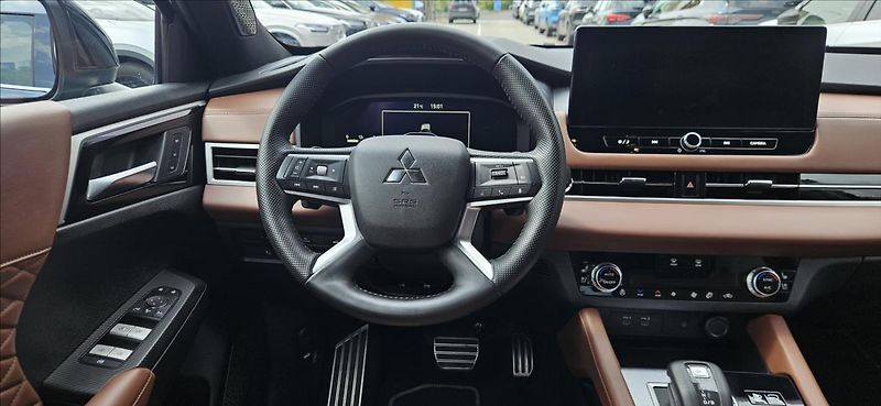 Mitsubishi Outlander 2,4 PHEV 4x4  INSTYLE - fotka 16 z 18