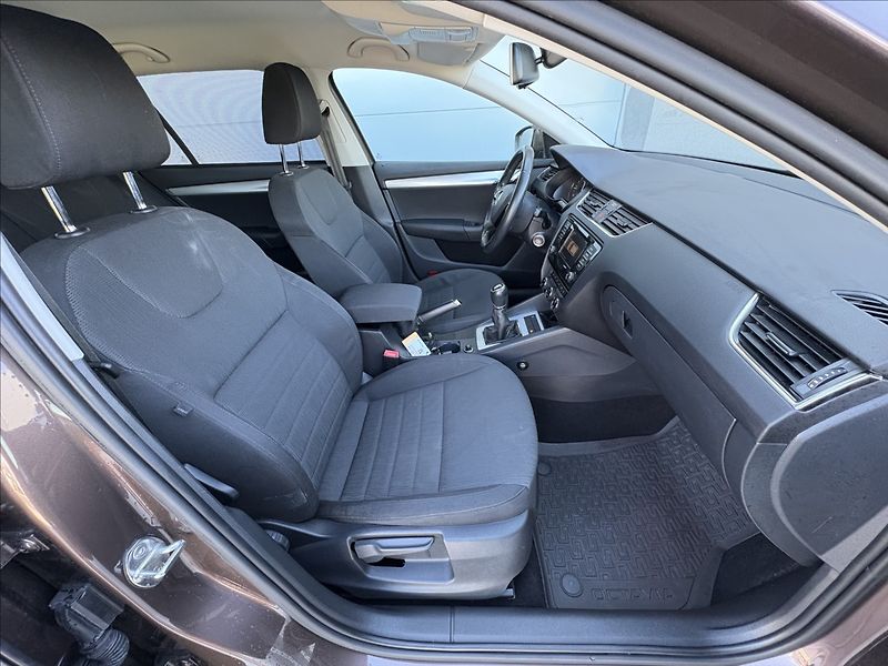 Škoda Octavia 2,0 ČR 1. maj. servis 6 MT - fotka 23 z 25