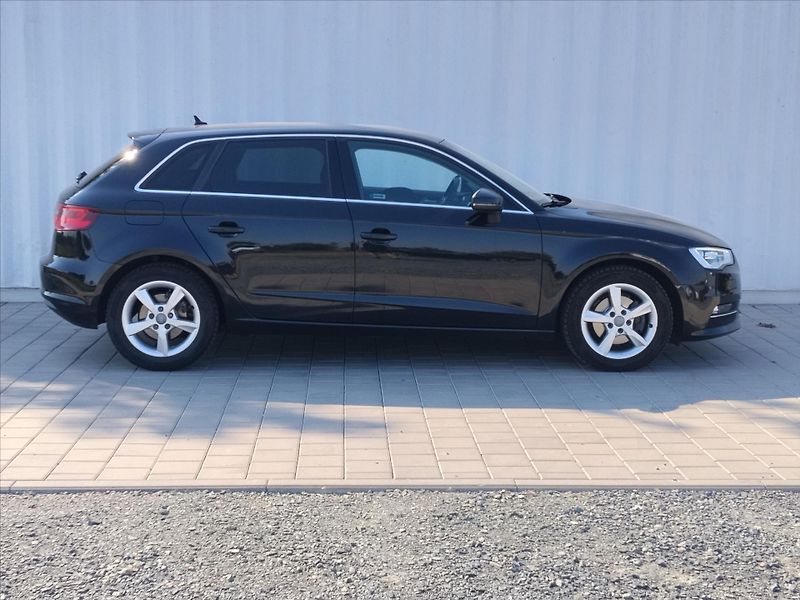 Audi A3 1,6   Sportback - fotka 26 z 32