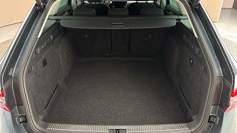 Škoda Superb 2.0 TDI DSG Ambition Combi - fotka 17 z 29