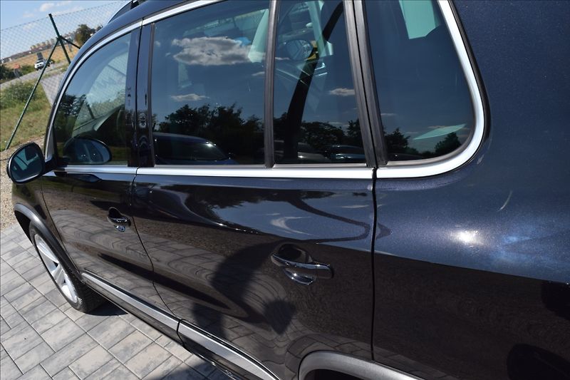 Volkswagen Tiguan 1,4 TSI 92KW R-LINE TOP STAV! - fotka 11 z 48