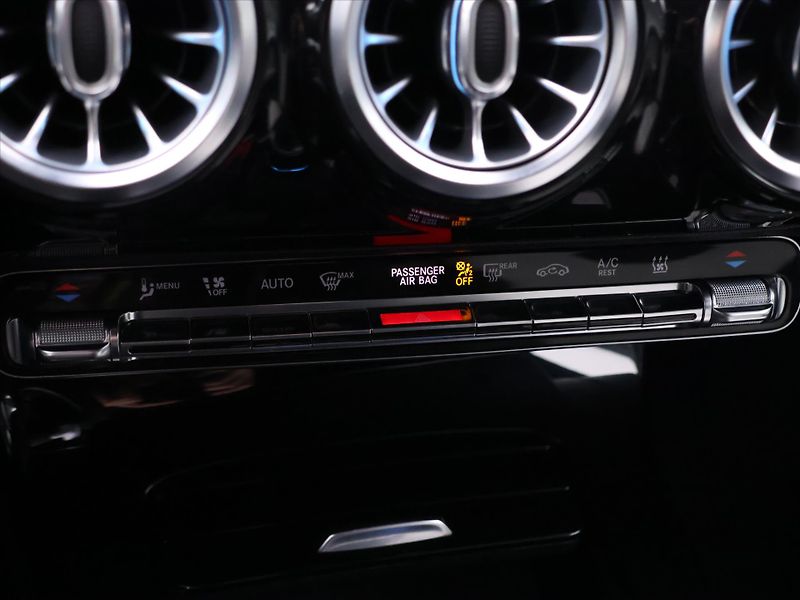 Mercedes-Benz Třídy A 1,3 200  Aut. CZ AMG Sport DPH - fotka 27 z 36