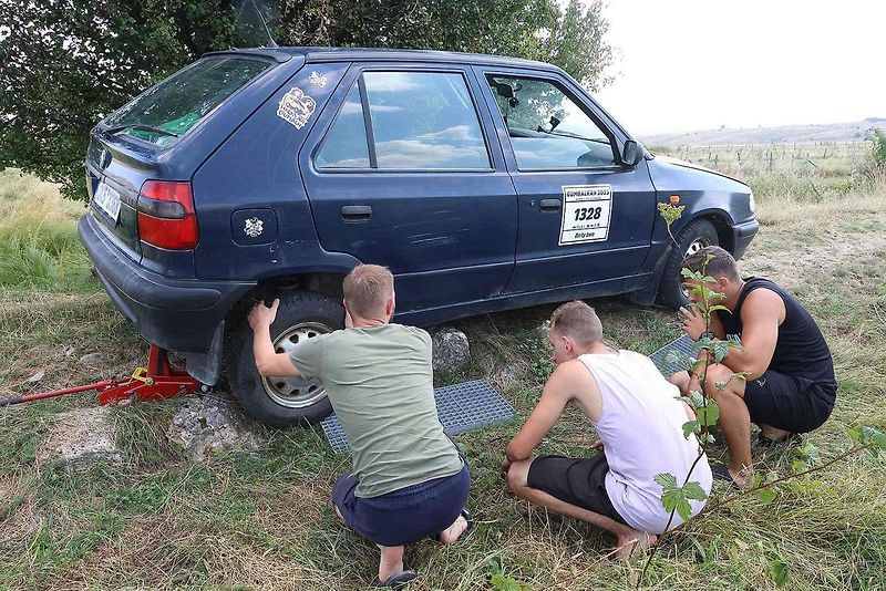 Dvojice kamarádek Kateřina Misíková a Silvie Maciarzová z Plzně se zúčastnily roadtripu Gumbalkán 2023 ve staré felicii.