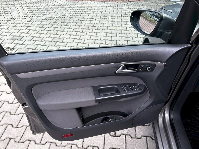Volkswagen Touran (2011) 2.0 TDI 103kW DPF MP6 Comfortl - fotka 16 z 27