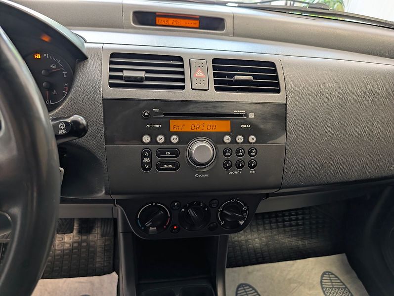 Suzuki Swift 1.3i 4x4 - fotka 14 z 24