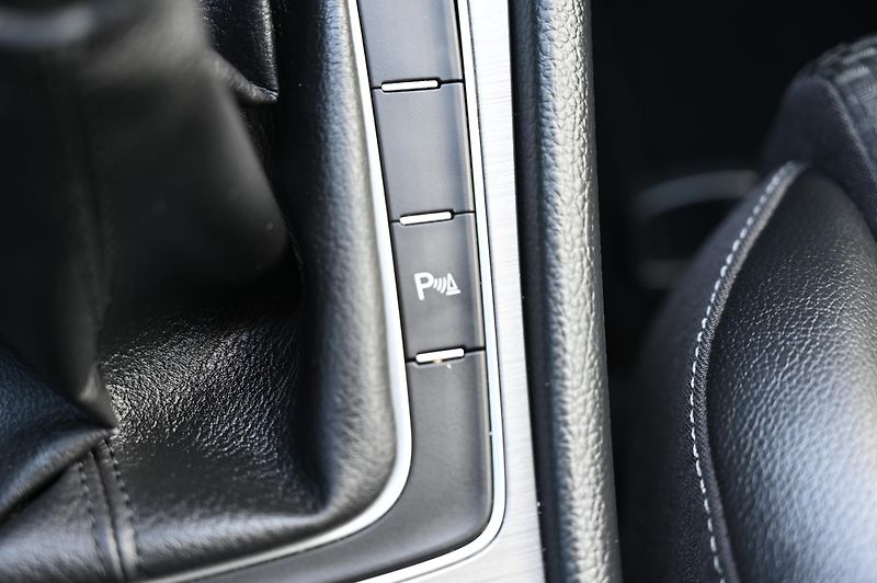 Volkswagen Golf VII 2.0TDI 110KW Highline 2/17 - fotka 21 z 57