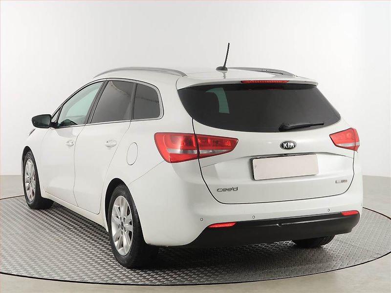 Kia Ceed (2017) Silver 1.6 GDI, Serv.kniha - fotka 4 z 18