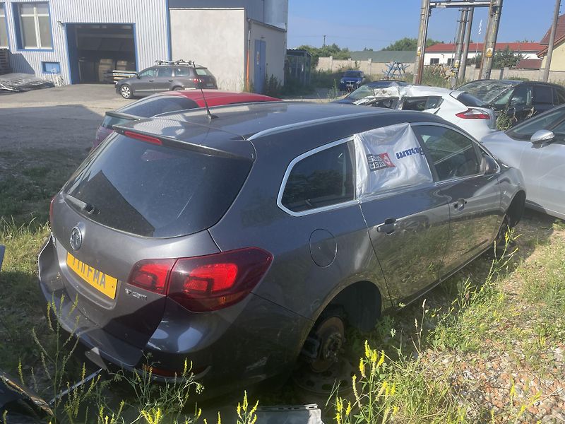 Opel Astra (2011) 1.7 CDTI 81Kw ND - fotka 2 z 5