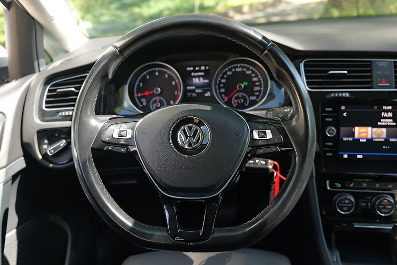 Volkswagen Golf 1.5 TSI DSG Highline LED ACC - fotka 17 z 29