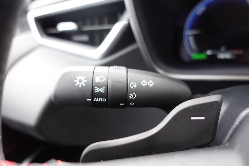 Toyota Corolla 2,0 HEV GR SPORT JBL - fotka 27 z 33