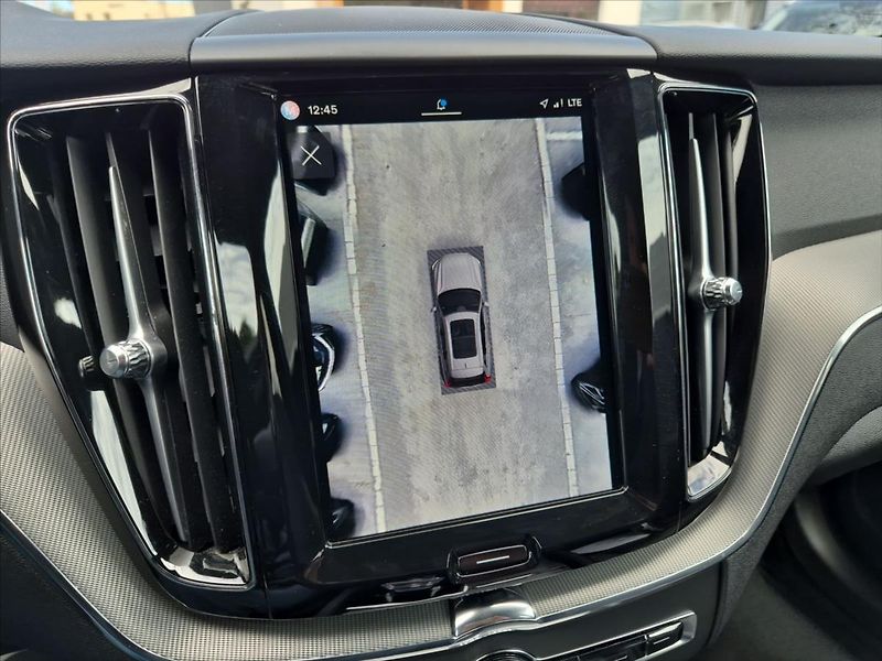 Volvo XC60 2,0 B4 AWD PLUS DARK - fotka 14 z 18