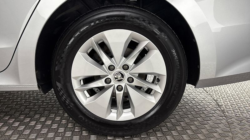 Škoda Octavia 1.0 TSI Ambition Combi - fotka 19 z 24