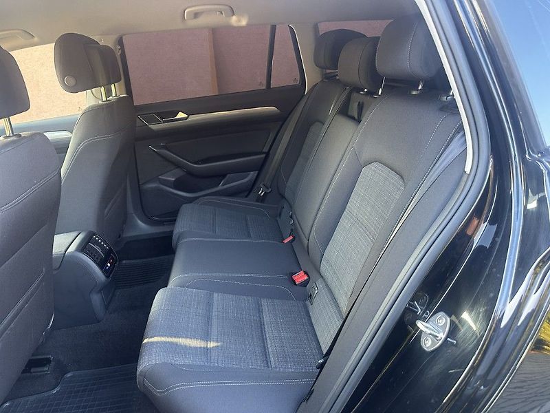 Volkswagen Passat 2.0 TDi 110kW Bussiness AT - fotka 19 z 28