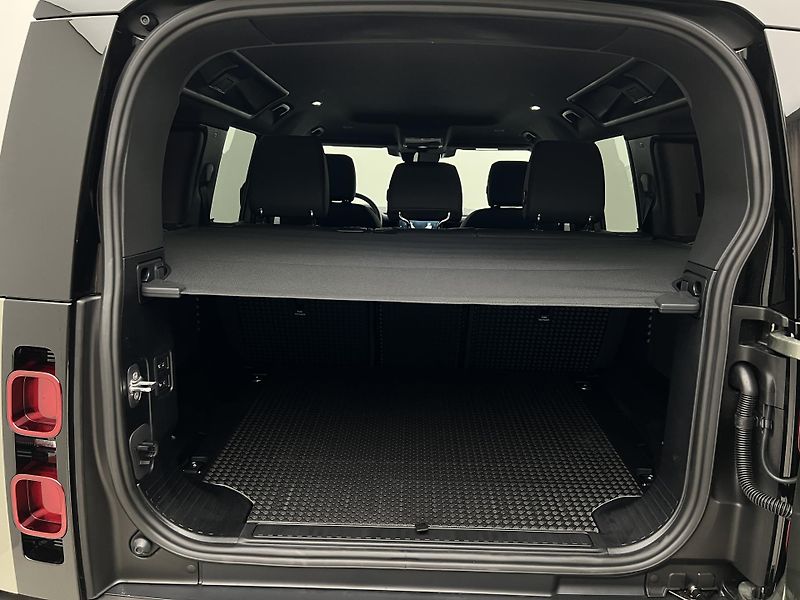 Land Rover Defender 110 D300 X-DYNAMIC SE AWD AUT - fotka 5 z 43