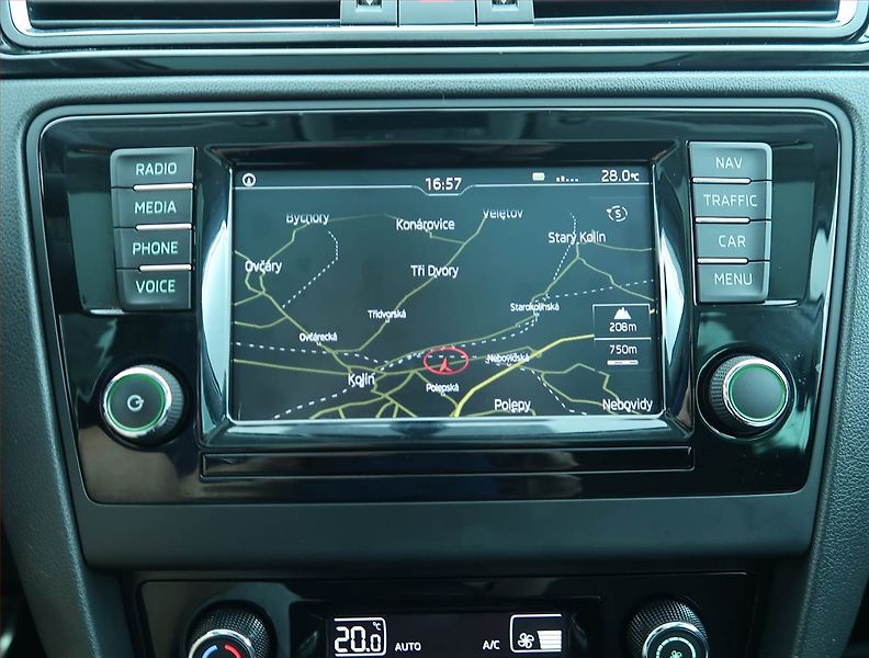 Škoda Rapid (2016) Spaceback 1.2 TSI, Xenony - fotka 13 z 17