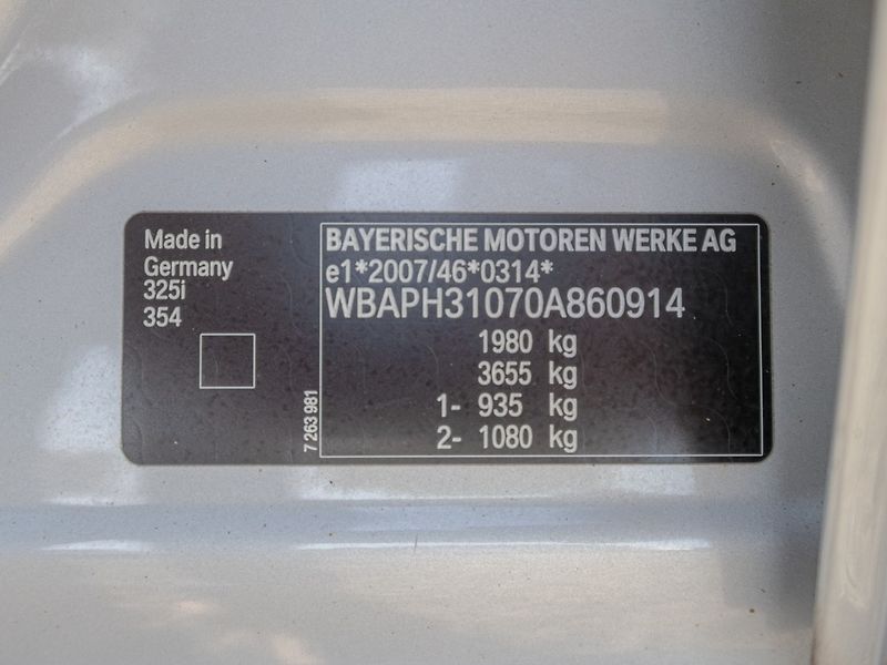 BMW Řada 3 (2011) 325i 160KW mat HK – NAVIGACE - fotka 48 z 52