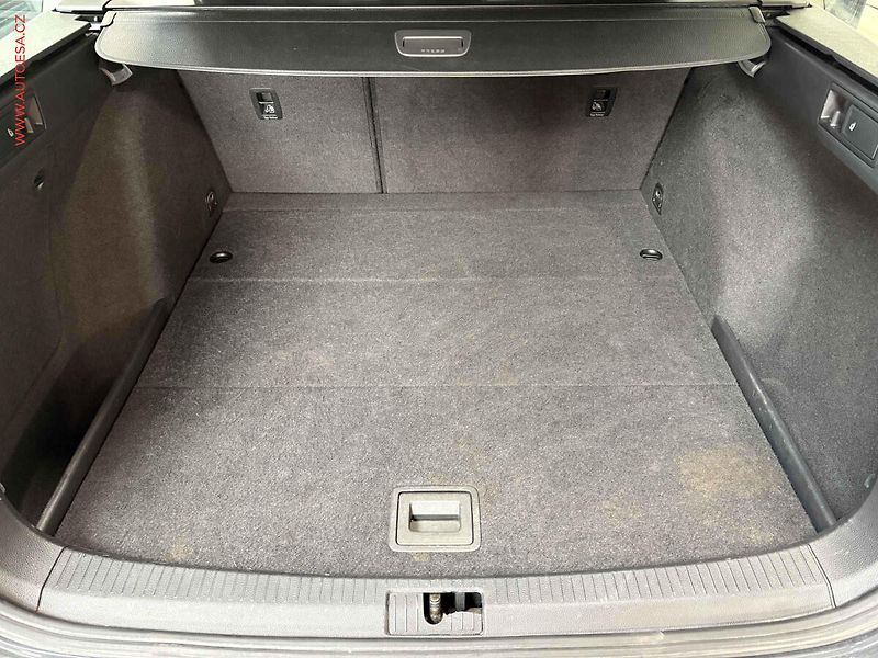 Volkswagen Golf (2015) 1.6TDi, 1.maj, AC, navi - fotka 7 z 15