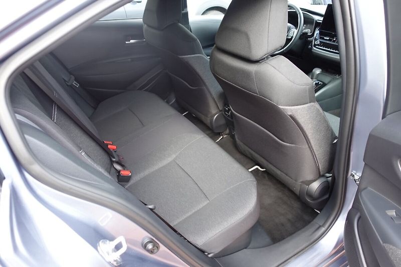 Toyota Corolla 1,8HSD Style - fotka 13 z 32