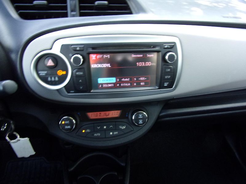 Toyota Yaris (2012) 1.3i 73kW LOUNGE AUT.KLIMA KM - fotka 13 z 23