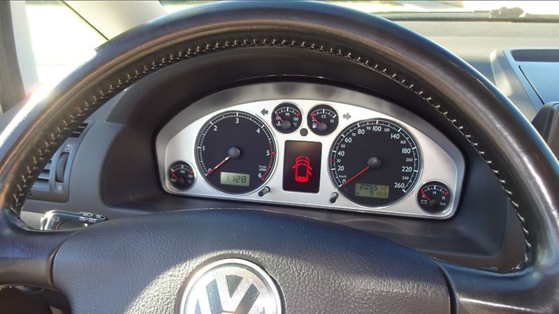Boční lišty i lišty nárazníků zdobí chromový pásek, toto auto v základní výbavě není.