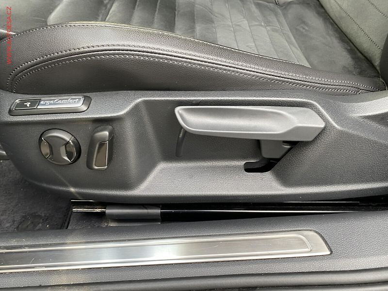 Volkswagen Passat (2019) 2.0 TDi, Highline, navi - fotka 14 z 19