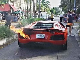 Hotelovému poslíčkovi se povedlo zapálit Lamborghini Aventador.