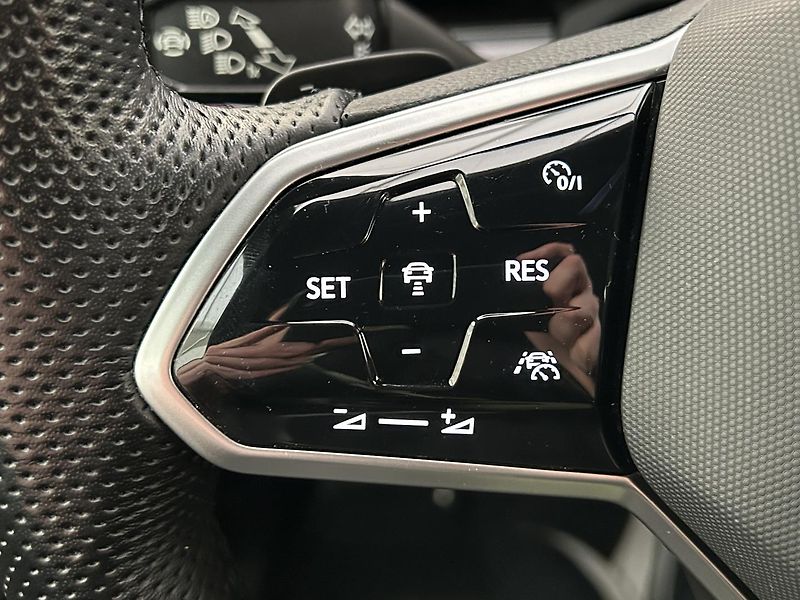 Volkswagen Touareg 3.0 TSI 4x4 R-Line - fotka 17 z 34