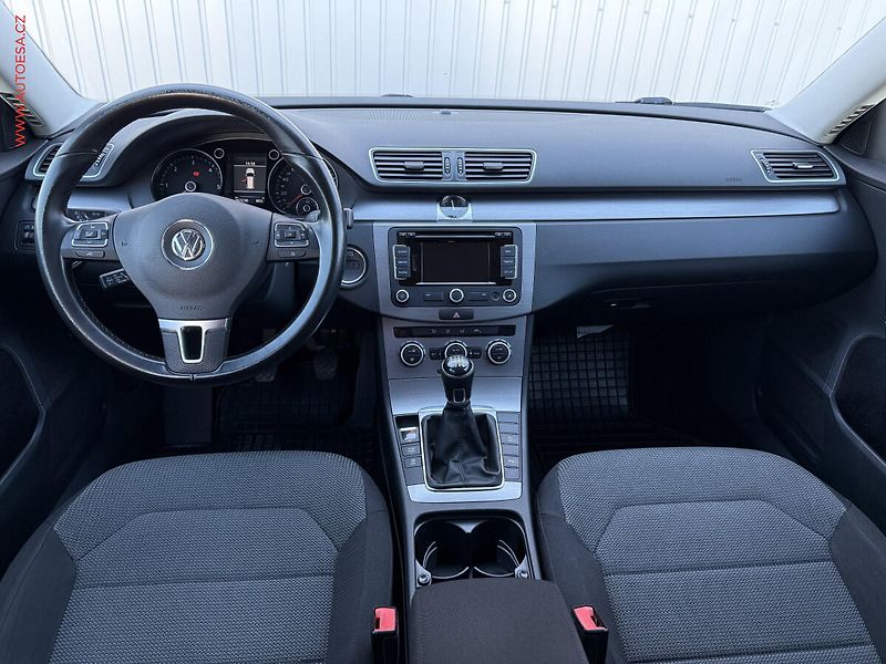 Volkswagen Passat (2013) 1.6TDi, AC, tempo, park.asist - fotka 8 z 16