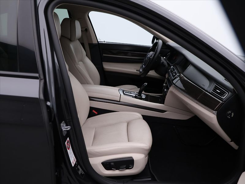 BMW Řada 7 3,0 730d 190kW xDrive - fotka 13 z 34