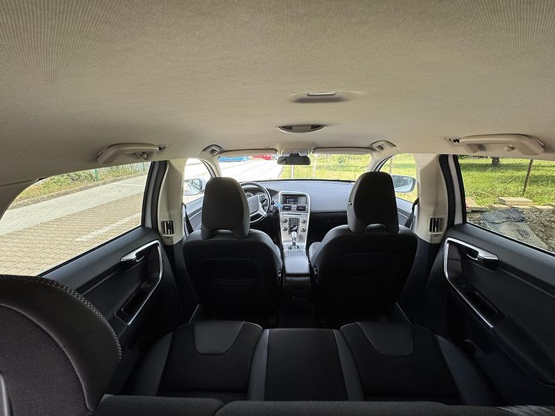 Volvo XC60 D4 AWD MOMENTUM - fotka 23 z 43