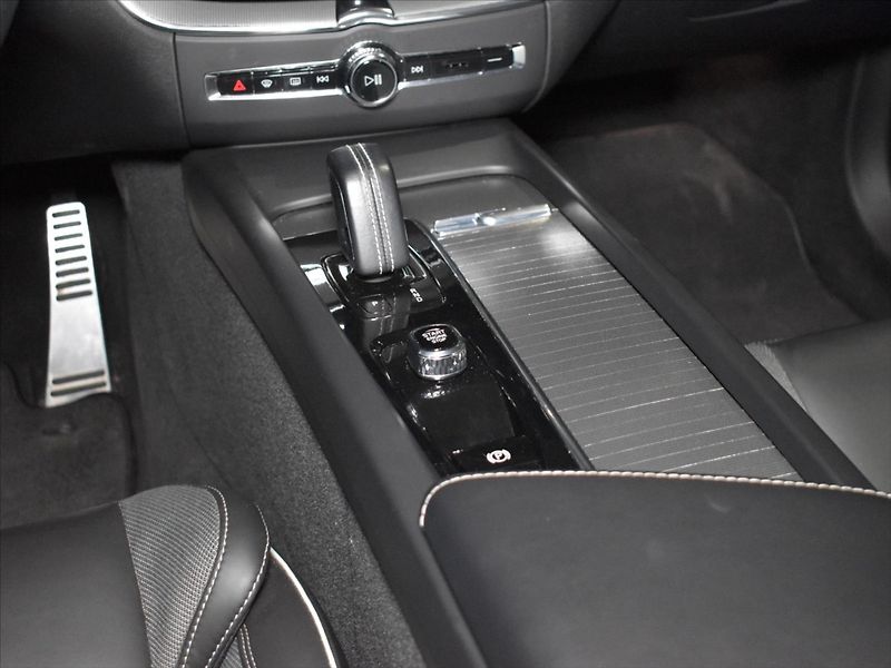 Volvo XC60 2,0 B4 AWD R-Design tažné. - fotka 16 z 22