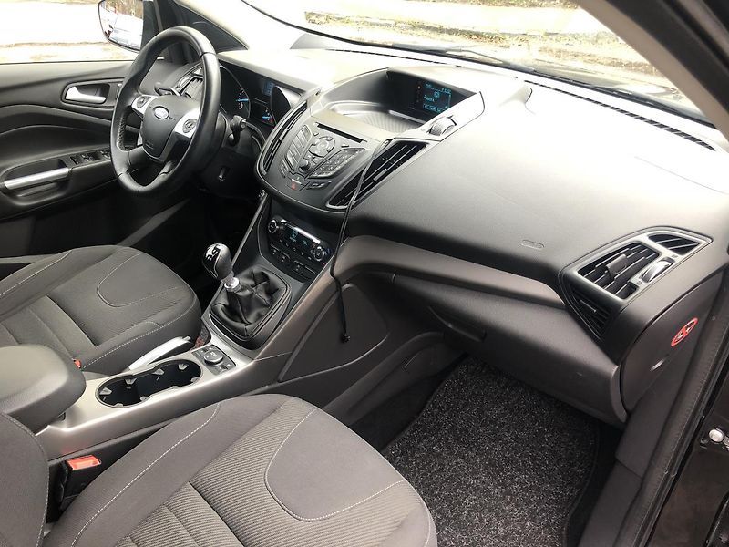 Ford Kuga (2015) 1,5 110kW 1.majitel pěkný stav - fotka 46 z 63