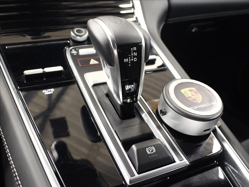 Porsche Panamera 4,0 GTS 368 kW zánovní stav - fotka 27 z 36