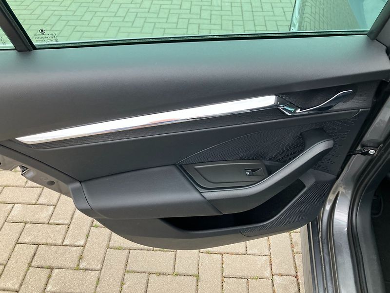 Škoda Octavia (2023) 2.0TDI 110kW DSG STYLE HEAD-UP - fotka 17 z 36