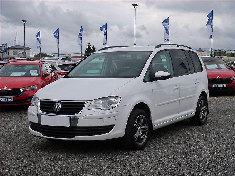 Volkswagen Touran (2010) 1.4 TSI, Automat, 7 míst - fotka 2 z 20