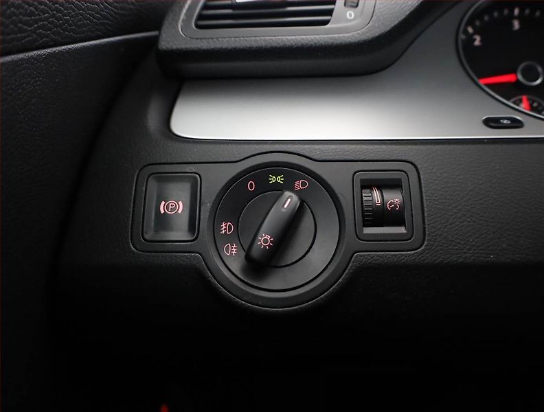 Volkswagen Passat (2009) 2.0 TDI, Automat, po STK - fotka 14 z 16