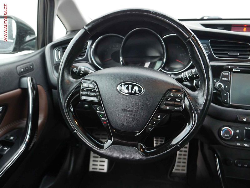 Kia Ceed (2014) 1.6 CRDi, Výhř.sed. - fotka 13 z 15