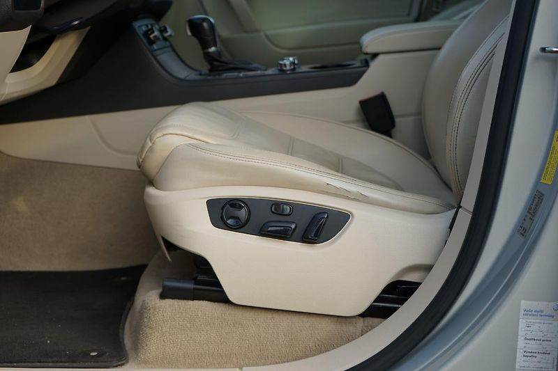 Volkswagen Touareg 180kW Pano 360 Matrix AdTempom - fotka 23 z 33