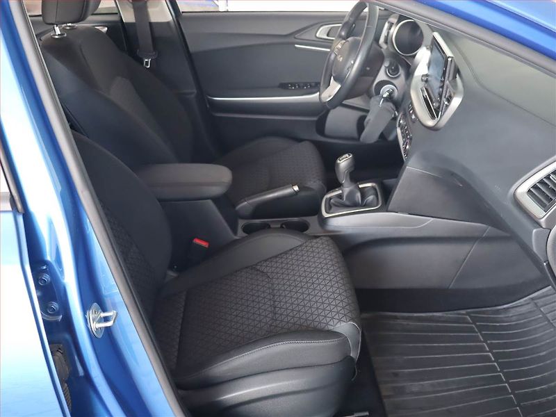 Kia Ceed (2022) Silver 1.5 T-GDI, Serv.kniha - fotka 9 z 20