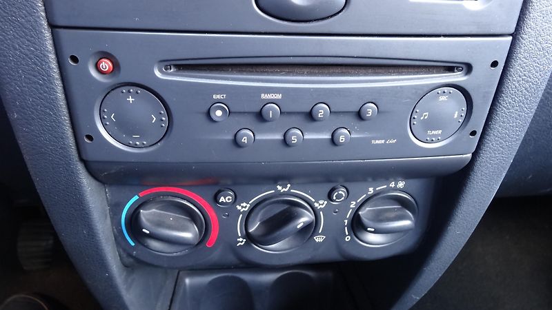 Renault Clio Clio 1.2 i 16V climatizace - fotka 5 z 9