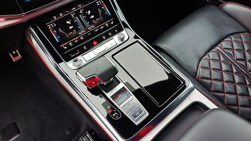 Audi Q8 S-LINE 210kW-WEBASTO-ČR-DPH- - fotka 17 z 25