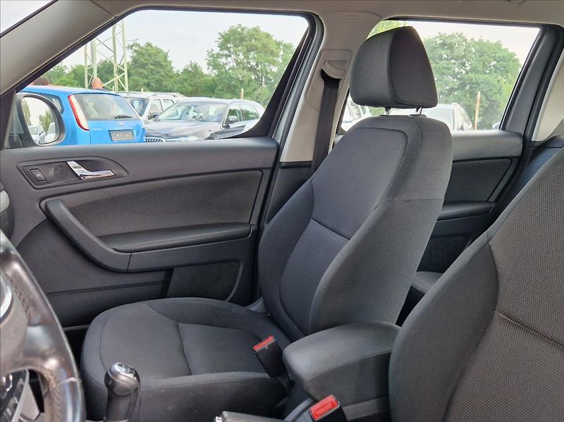 Škoda Yeti 2,0 TDI AC NAVI VÝHŘEVY - fotka 14 z 30