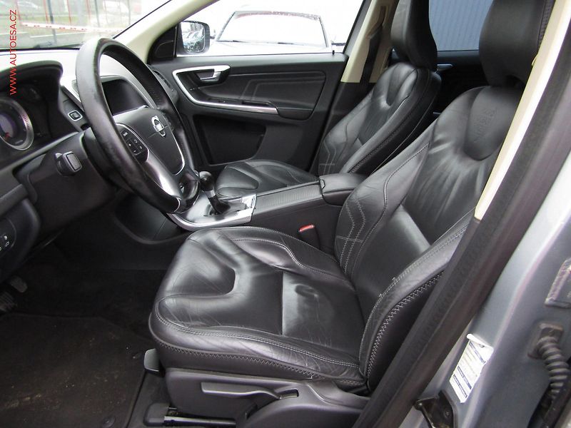 Volvo XC60 (2012) 2.4 D 4x4, xenon, kůže - fotka 9 z 19